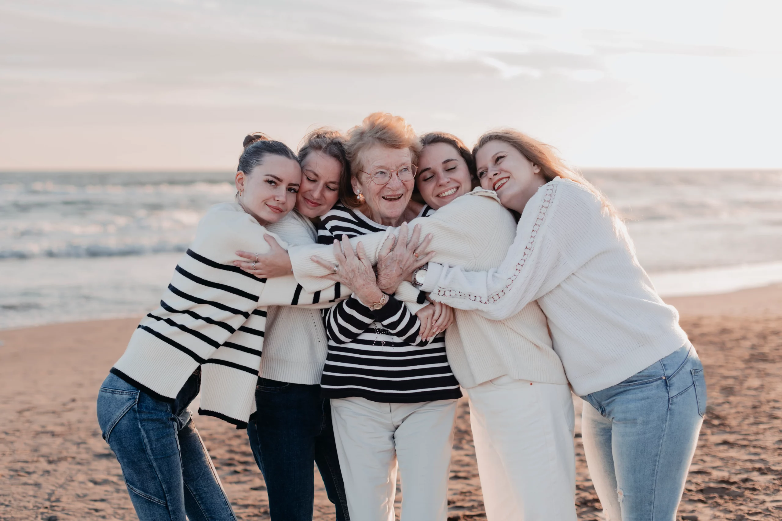 Une mamie avec ses 4 petites filles à la plage.